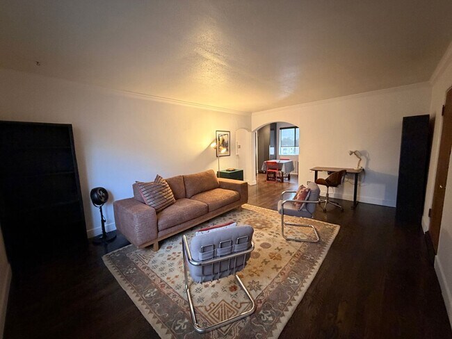 Foto del edificio - Turnkey Top-Floor Living in Gated Community Near City Park, Dining & Hospitals