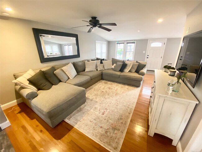 Foto del edificio - 2541 Peconic Ave