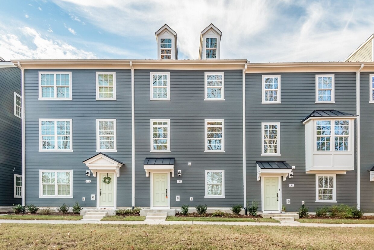 Primary Photo - 4 Bedroom Townhouse in 751 South- Availabl...