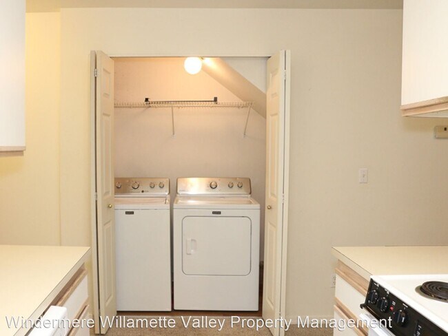 Building Photo - 3 br, 1.5 bath House - 465 NE Conifer Blvd