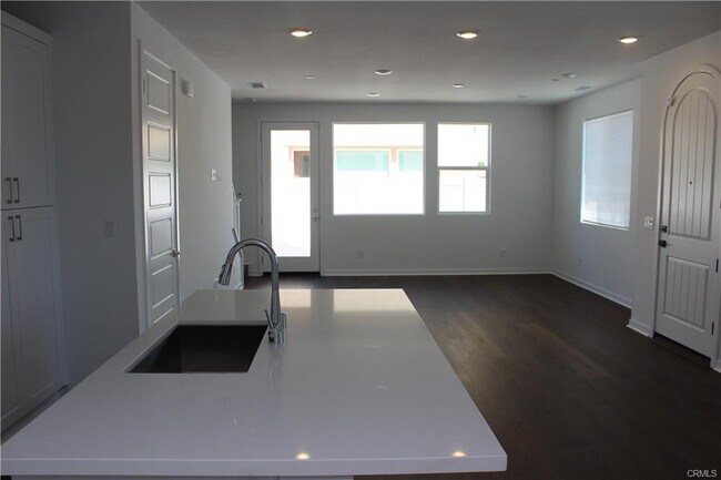Building Photo - 1348 Plaza del Amo