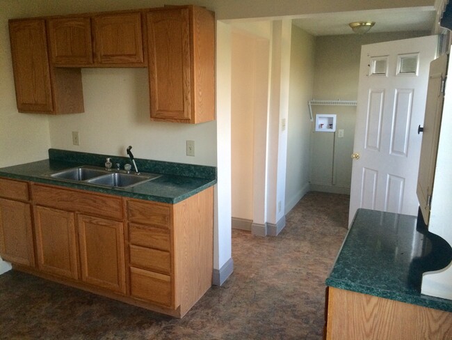 Foto del edificio - 3 bedrooms, yard and garage