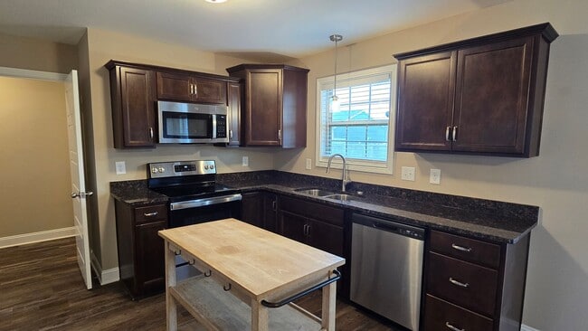 Building Photo - Beautiful 3 BDS 2 BA with fenced in yard