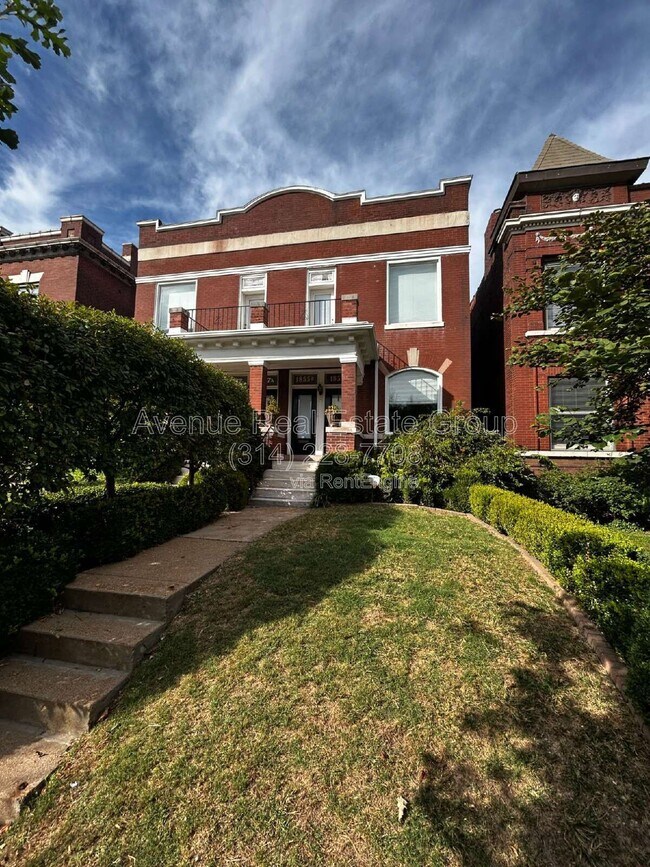 Foto del edificio - 1855 Russell Blvd