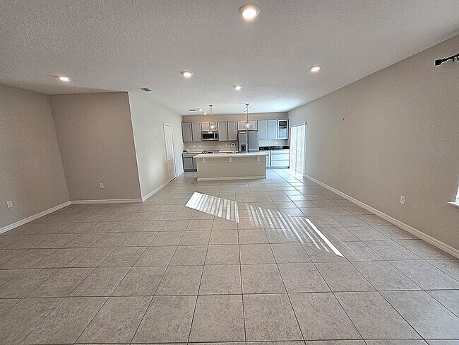 Foto del edificio - Stunning 4 bedroom, 2-bathroom home