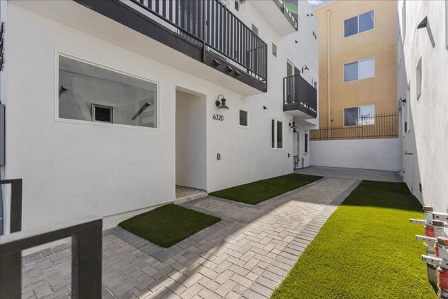 Building Photo - 860 N Hudson Ave