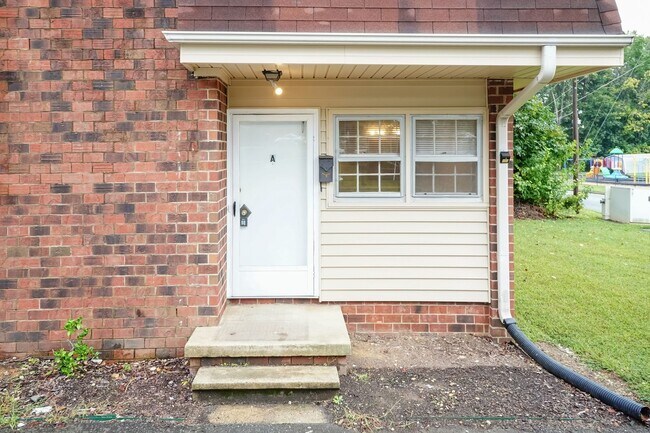 Foto del edificio - Two Bedroom End Unit Home!