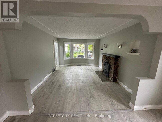 Building Photo - 437 Charlotte St