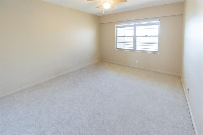 Building Photo - 124 Preston Way