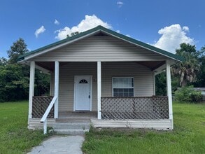 Building Photo - 849 NE Maple Ln