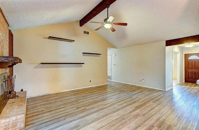 Foto del edificio - 7008 Grove Crest Dr