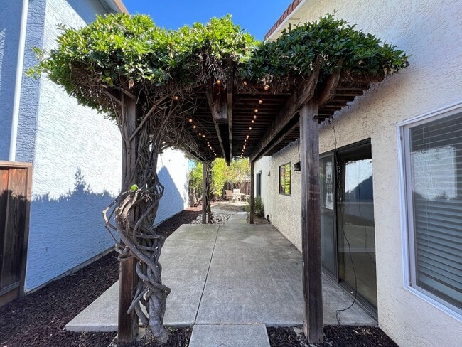 Building Photo - 3BD/2BA Home w/ Bonus Room - Available Now!