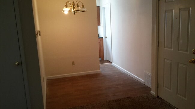 Building Photo - 746 Demaret Dr
