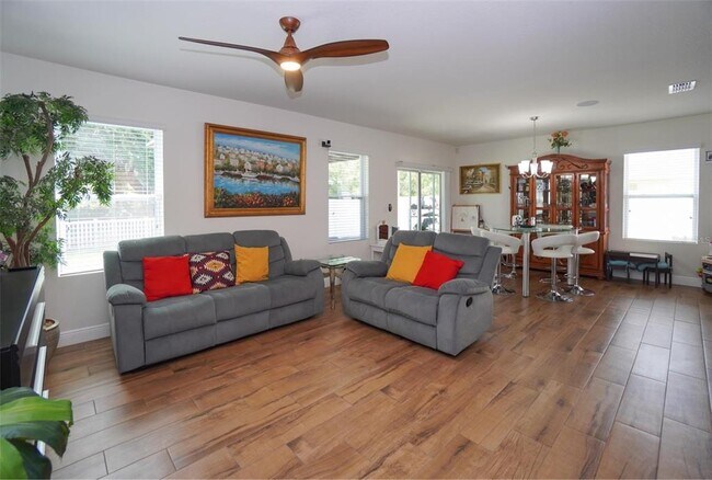 Foto del edificio - 1588 Diamond Loop Dr