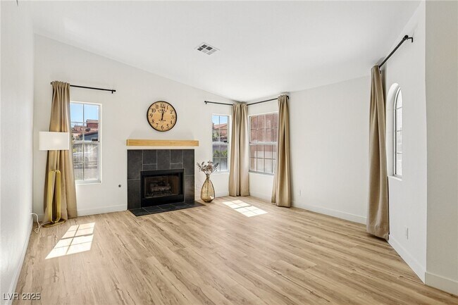 Foto del edificio - 7400 Queen Palm Dr