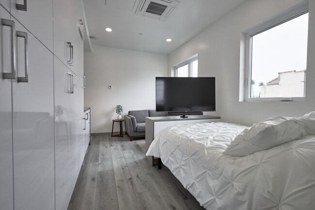 Building Photo - 2929 S La Brea Ave