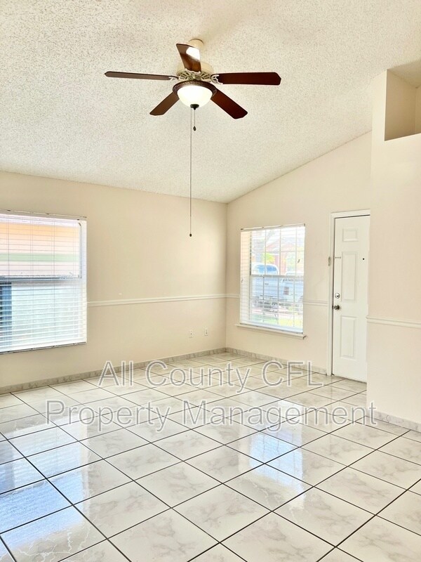 Foto del edificio - 9909 Red Clover Ave