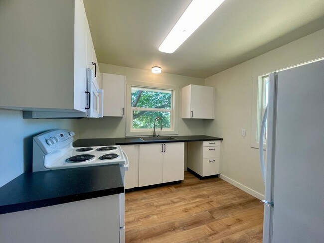 Building Photo - Updated Cottage in Pilot Rock