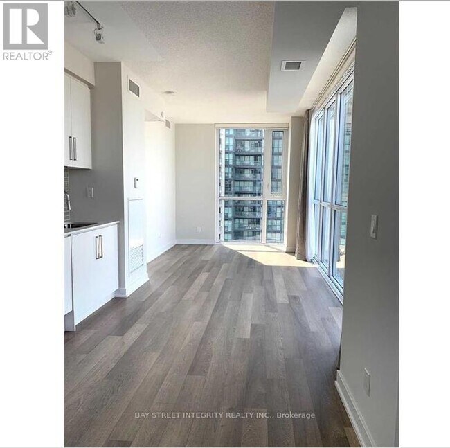 Photo du bâtiment - 5180-5180 Yonge St