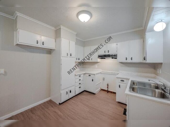 Building Photo - 2208 Coors Dr