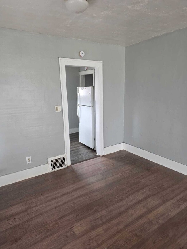 Building Photo - 2-Bedroom Gem on Barrie Avenue – Perfectly Quaint Living in Flint!