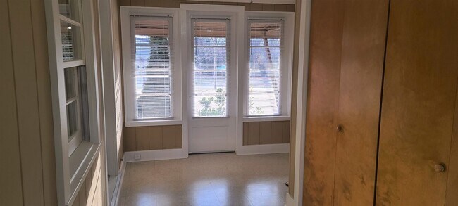 Foto del edificio - COMING SOON!  Lone Oak Cottage - 2 bedrm 1 bath Available - May 10th