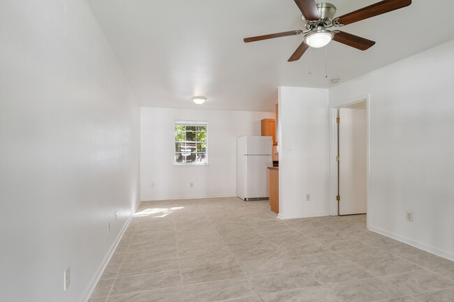 Living/dining area - 1050 Cousin St