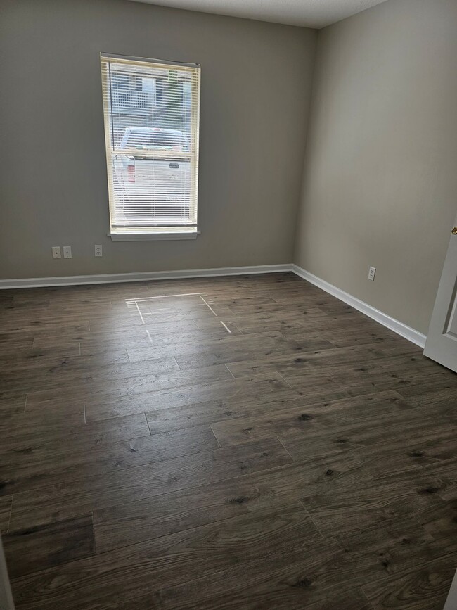 Updated flooring and paint/appliances - Presswood Court