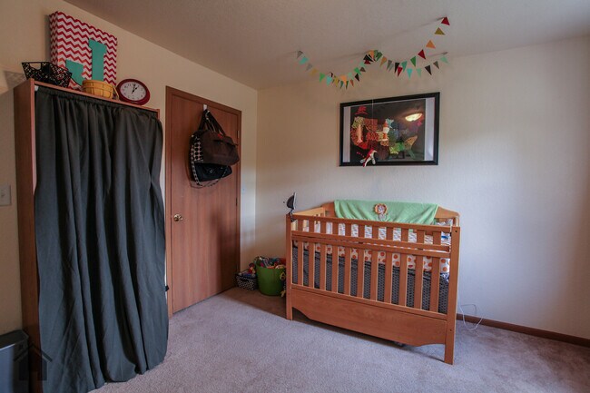 Foto del edificio - **FENCED YARD**BEDROOMS W/LVP FLOORING Ava...