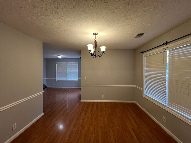 Foto del edificio - Conveniently located 3 Bedroom 2 Bath+ BON...