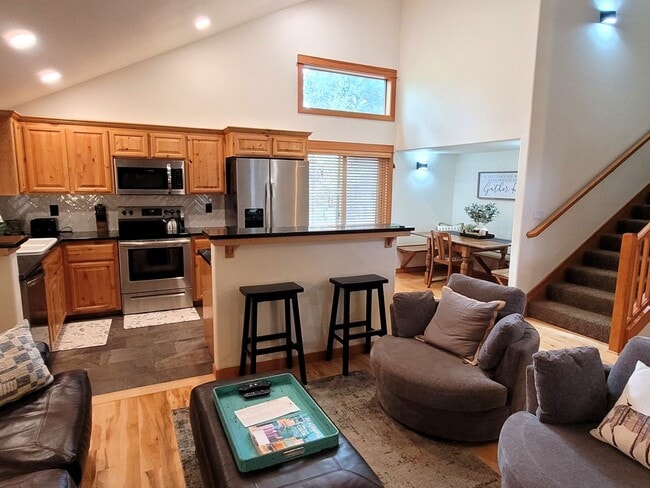 Foto del edificio - Hank's Hideaway in Sunriver, Furnished, all Utilities Included. Gym access, Hot Tub. 30-day Minim...