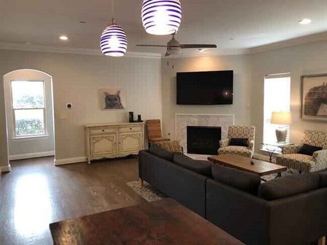 Building Photo - 3421 Normandy Ave