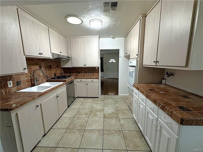 Foto del edificio - 17947 Emelita St