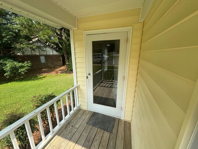 Building Photo - 2 Bedroom / 2 Bath End Unit Townhome in Ce...