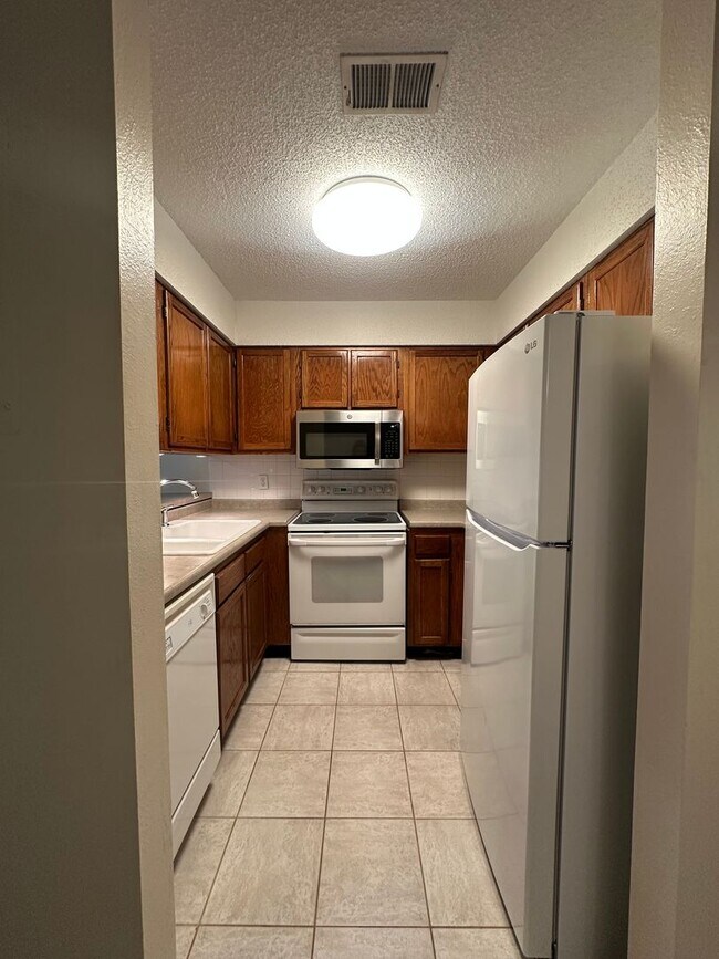 Building Photo - Walking distance to the beach!
