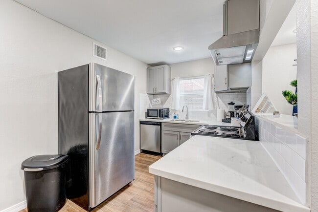 Building Photo - 2720 Truxillo St