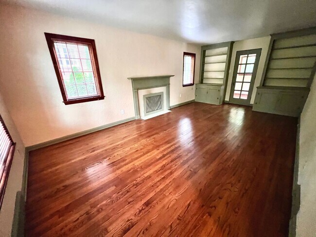 Building Photo - Pittsburgh - 3 Bedroom 1.5 Bathroom - Stun...