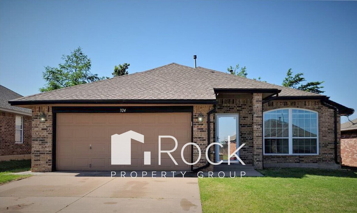 Foto principal - 4 Bedroom Home in Moore with All Appliances Included *1st Month's Rent FREE*