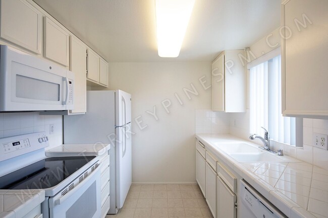 Building Photo - *OPEN HOUSE: 6/21 10-11AM* La Jolla 2 Br w...