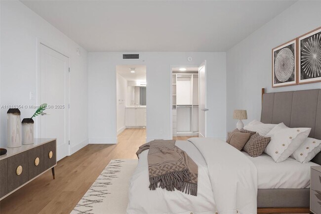 Foto del edificio - 555 NE 34th St