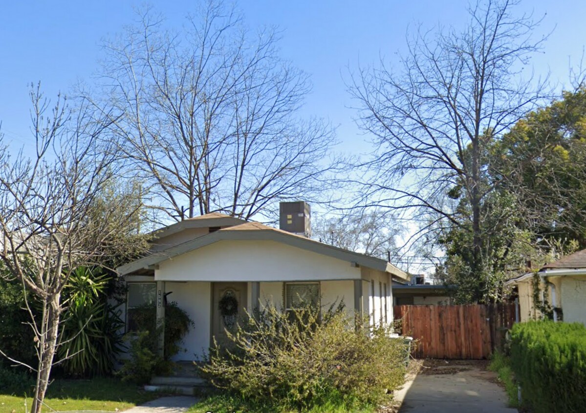 Primary Photo - Cute cottage in Tower District and close t...