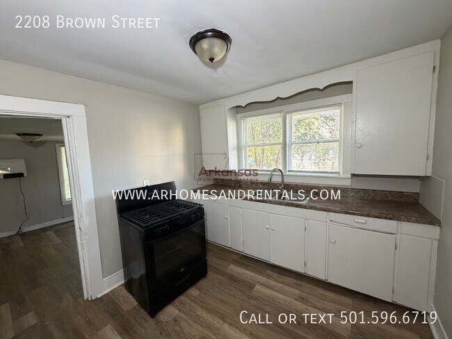 Building Photo - 2208 Brown St