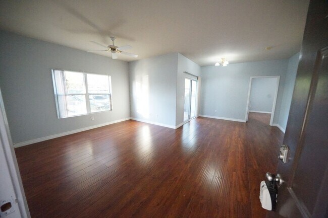Foto del edificio - SHOWINGS AVAILABLE NOW