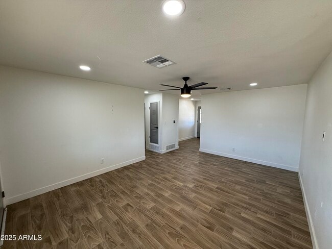 Building Photo - 301 N Apache Dr