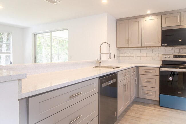 Building Photo - Beautiful 3/2 house in Gulf Harbor