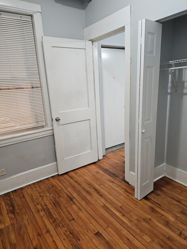 Building Photo - 1830 W 17th St