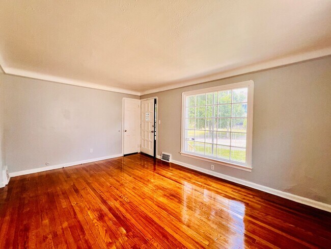Building Photo - 8606 Rosewood Ave