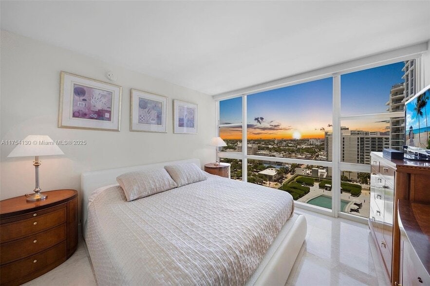Foto principal - 6801 Collins Ave