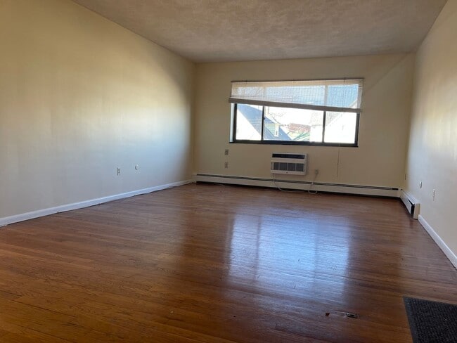 Building Photo - VERY  Spacious Sunny  2 bed Heat Hw parking Inc Close to train and 57/66 bus Heat HW Inc Now of feb