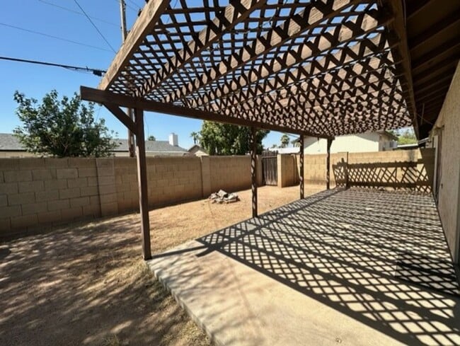 Building Photo - Great Tempe Location with freeway access t...